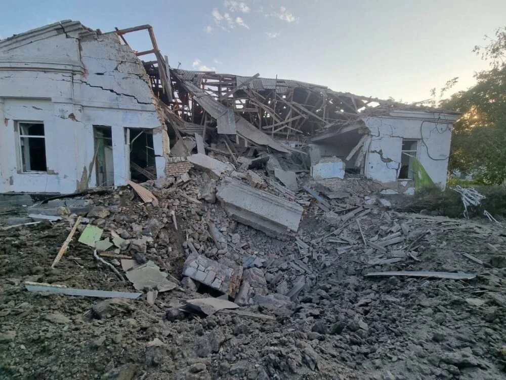 Разрушенный николаев. Разрушенные дома. Разрушенные здания в Украине. Разрушения дома в Николаеве от ракеты.