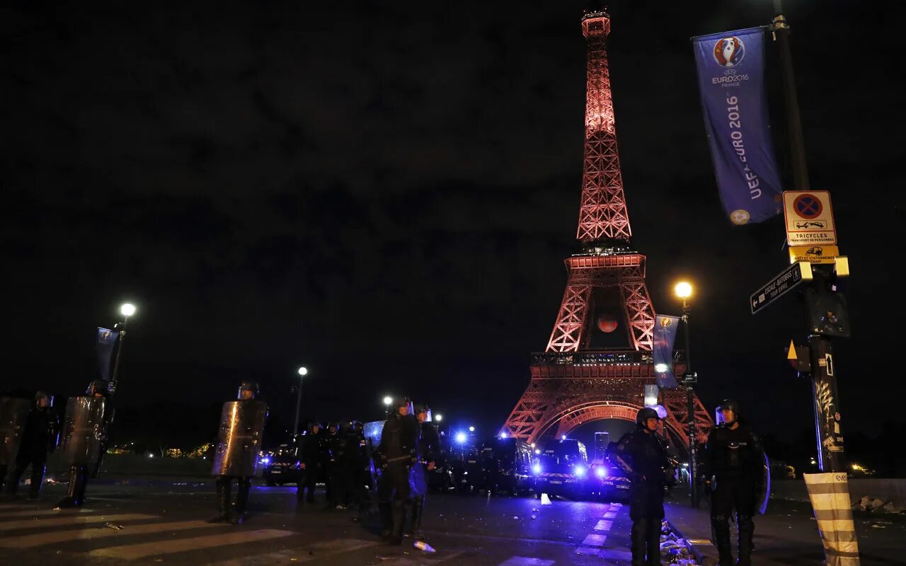 Нужны парижу деньги. Флаг Евросоюза на Эйфелевой башне. Eiffel Tower is closed.