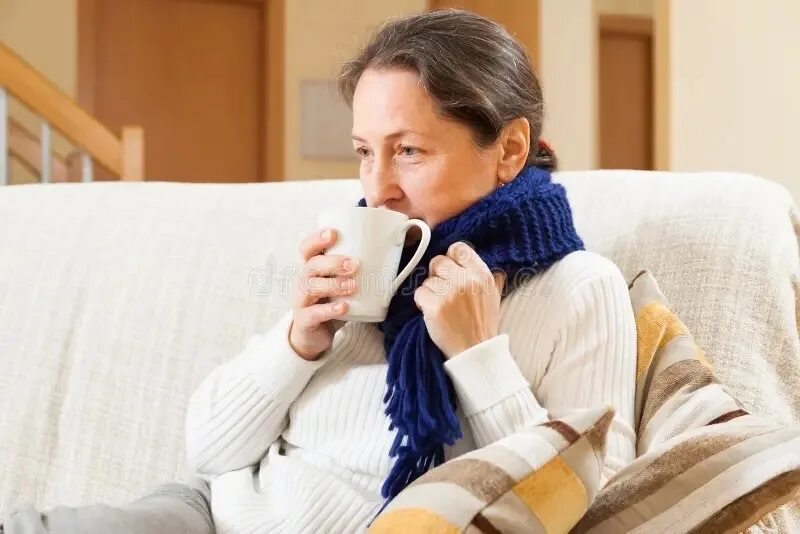 Чай простуда. Простуда и горячий чай. Болеющий с чаем. Женщина пьёт чай и болеет.