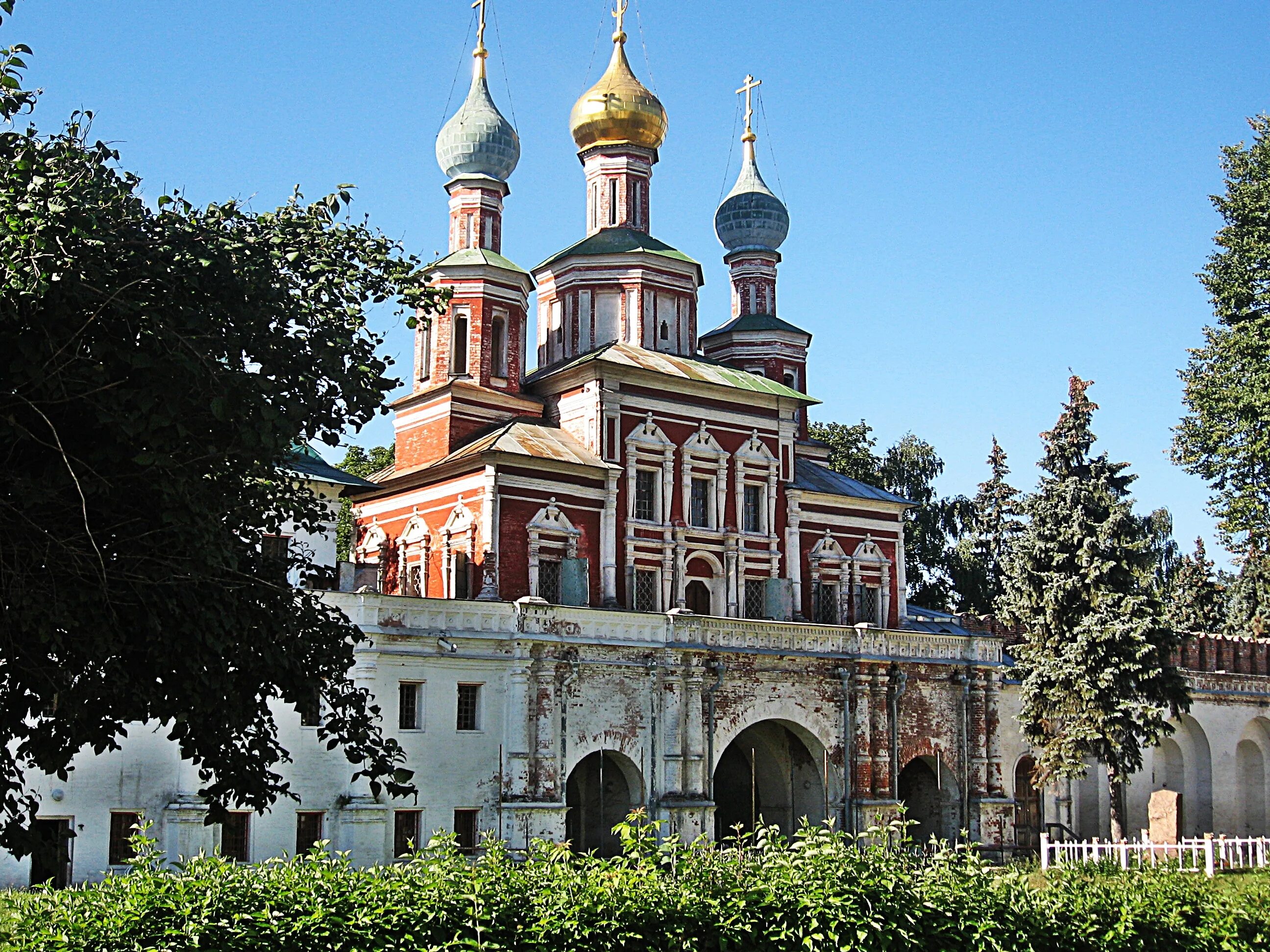 Церковь нарышкинское барокко. Московское нарышкинское Барокко. Храм Покрова в Новодевичьем монастыре Нарышкинский стиль. Московское нарышкинское Барокко 17 века. Архитектура нарышкинского Барокко 17 век.