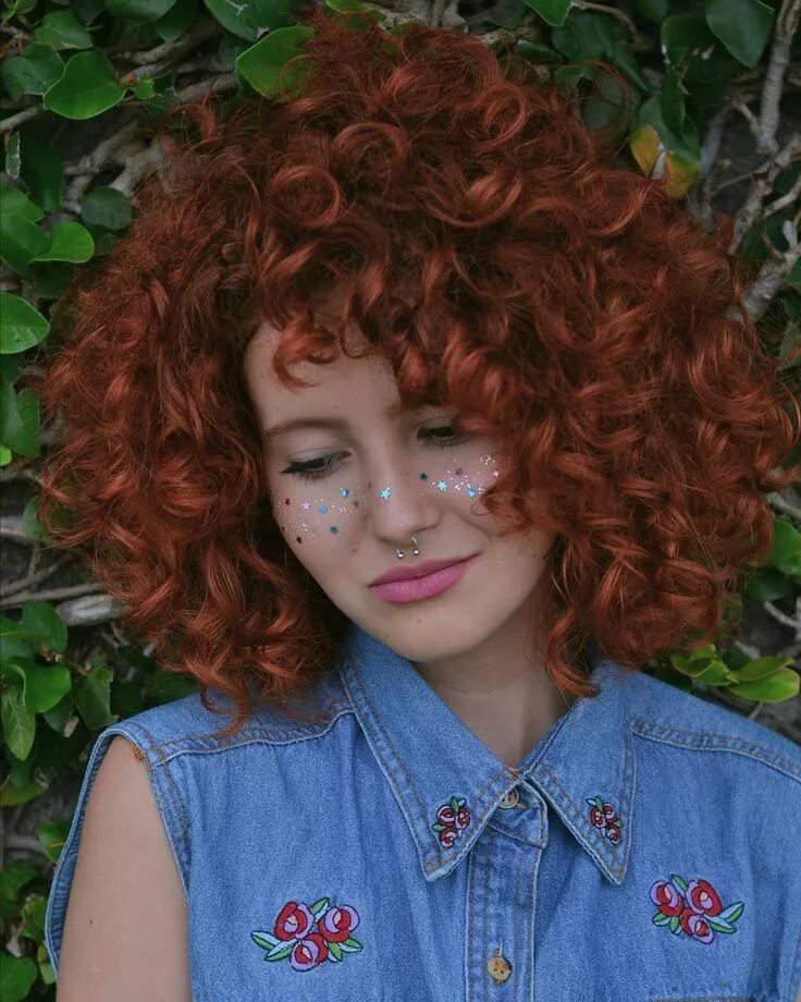 Керли кудри рыжие. Рыжие кудрявые волосы. Буду рыжая кудрявая. Рыжие волосы. Рыжая кучерявая.