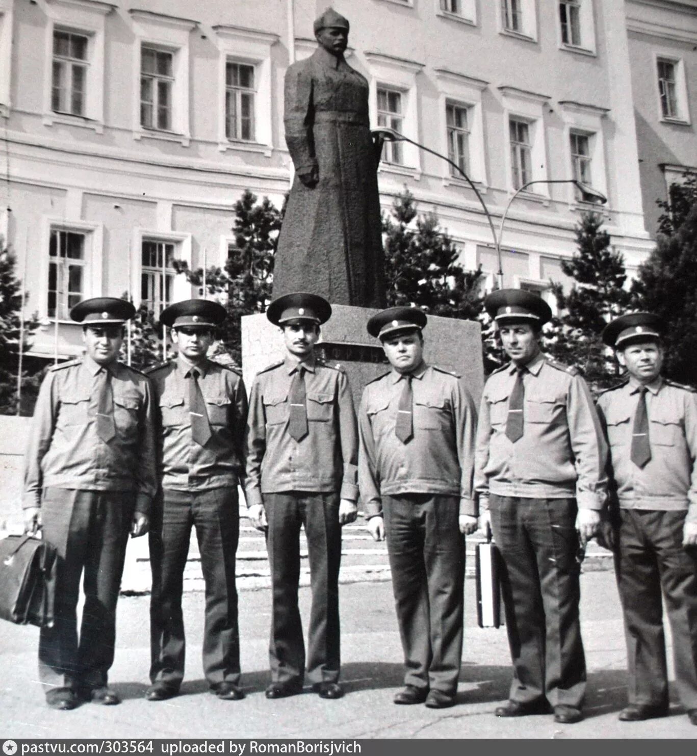 Одесское высшее. Омское ВОКУ памятник Фрунзе. Выпуск Академии Фрунзе 1990. Ташкентское ВОКУ им Ленина. КВОКУ им.м.в.Фрунзе 1986.