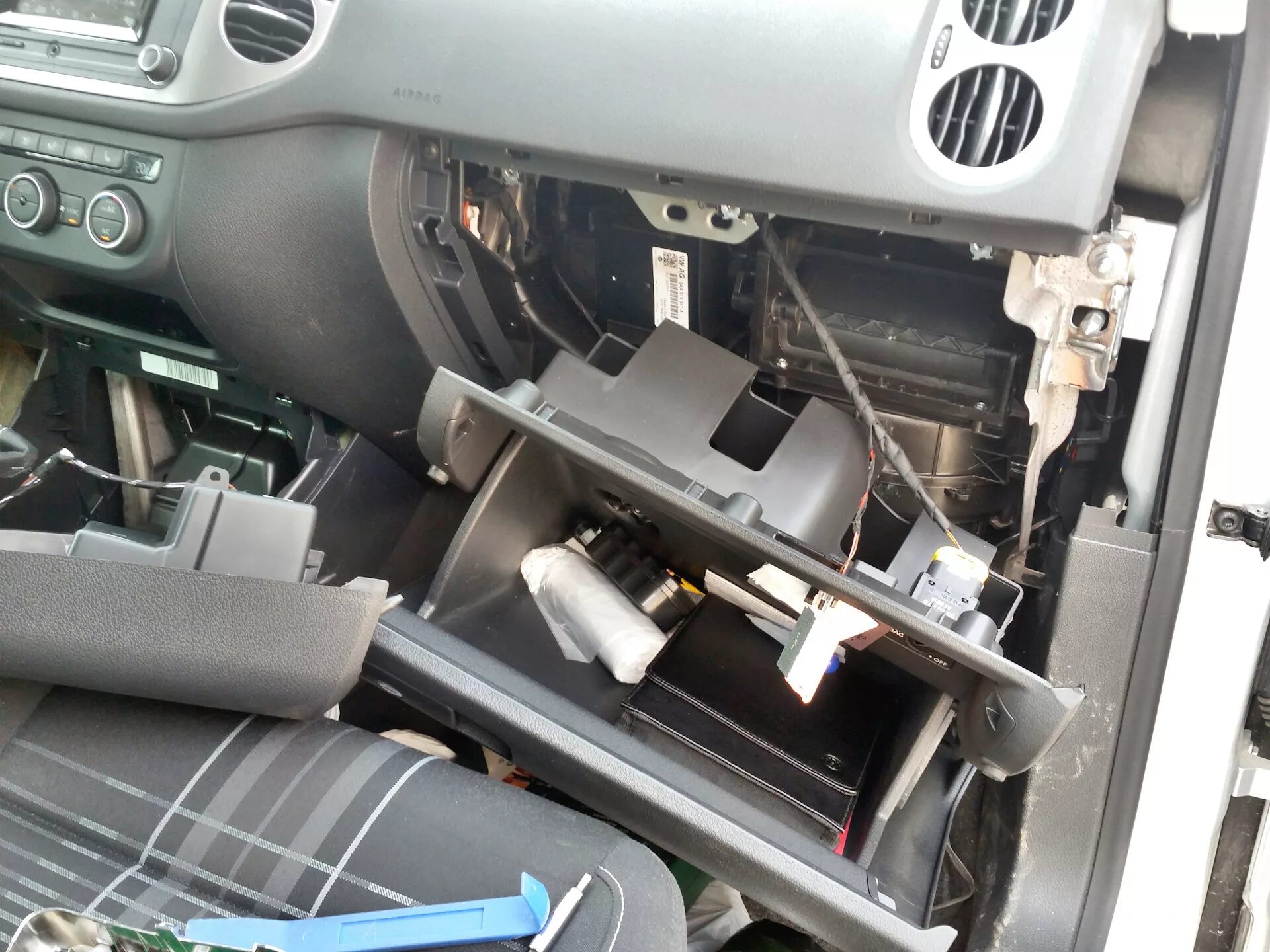 Как снять бардачок тигуан 2 Обесшумка бардачка Volkswagen Tiguan (1G), 2 л, 2012 года тюнинг DRIVE2
