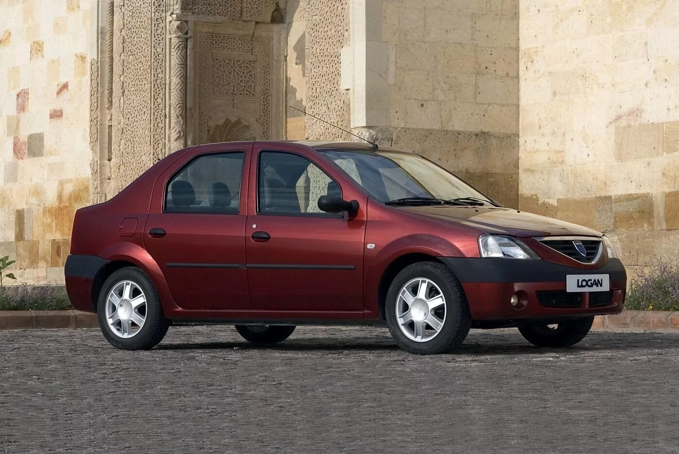 Рено логан 7 года. Dacia Logan 2004. Dacia Logan 1. Рено Логан 4. Dacia Logan 2007.