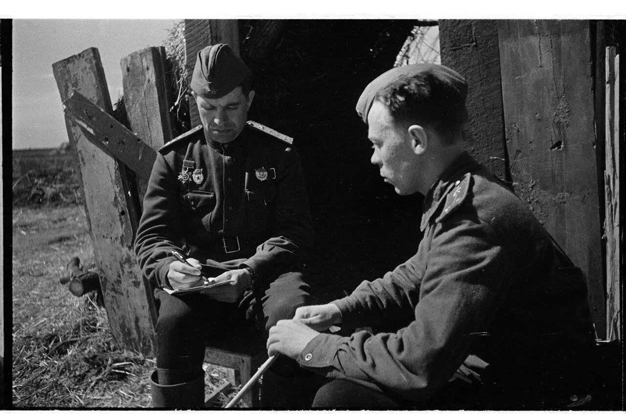 Допрос переводчика. Советский офицер. Советский офицер 1943. Допрашивает немецкого солдата. Советский офицер с ТТ.
