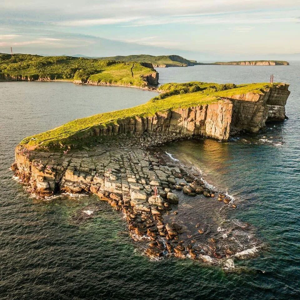 Остров шкота приморский край. Бухта заря приморский край. Лазовский заповедник природа. Дальневосточный морской заповедник приморский край. Владивосток русский остров скалы.