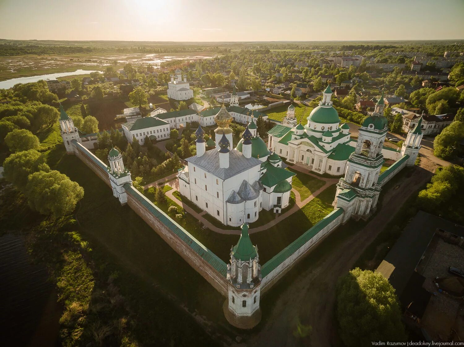 Сайты ростов ярославский. Ярославская область Спасо-Яковлевский монастырь. Ярославский Кремль Ярославль. Ростов -Ярославский монастырь. Ростов Великий the Spaso-Yakovlevsky Monastery.