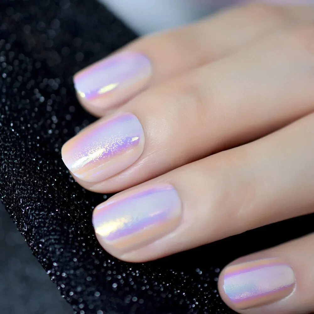 Жемчужный лак. Маникюр 2022 втирка жемчужная. Перламутровые ногти. Жемчужный лак. Втирка d'accordo.