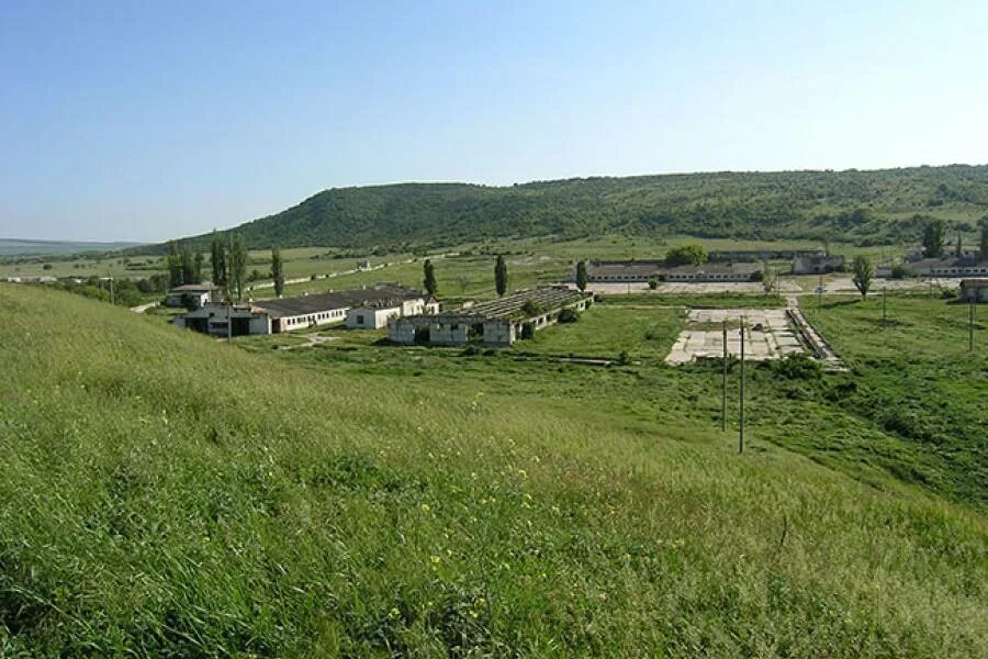 Нововасильевка бахчисарайский. Городище Алма Кермен. Городище Альма-Кермен. Нововасильевка (Крым). Алма Кермен Крым деревня.