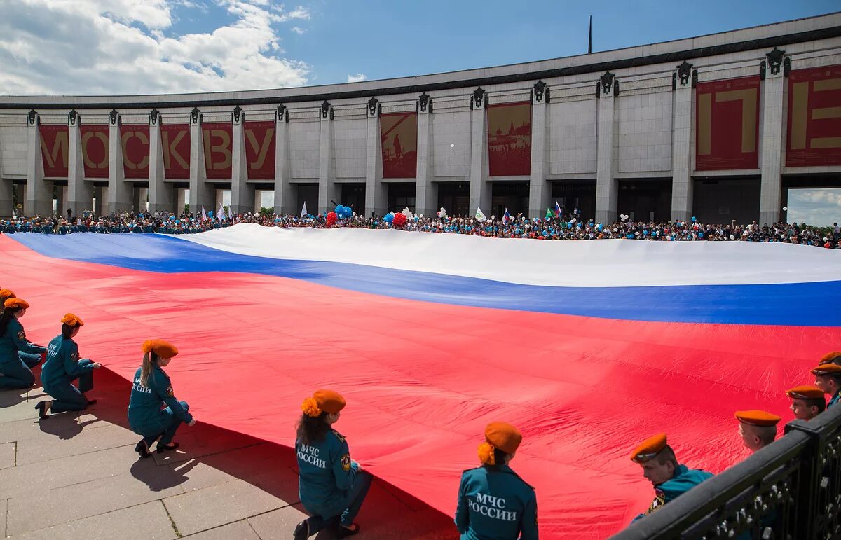 Флаг россии в москве. Знамя Победы в музее на Поклонной горе. Самый большой флаг в России музей Победы. Поклонная гора музей флаги. Парк Победы Москва флаг.