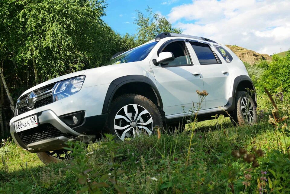 Арка на рено дастер. Renault Duster с435нв. Накладки на колесные арки Рено Дастер. Колеса на белый Рено Дастер. Расширители на Дастер.