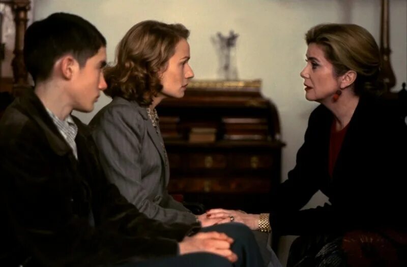 Est ouest. Est ouest. Катрин денев восток запад. Восток запад 1999 катрин денев. Восток запад 1999 катрин денев.