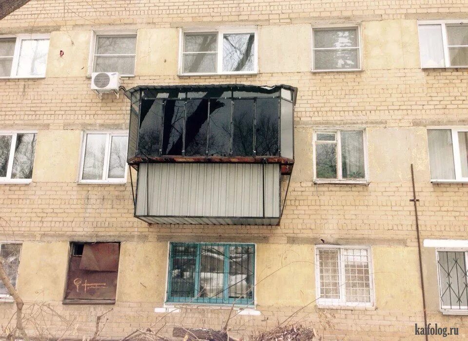 Балкон смешной. Балкон прикол. Странные балконы. Балконы в России приколы.