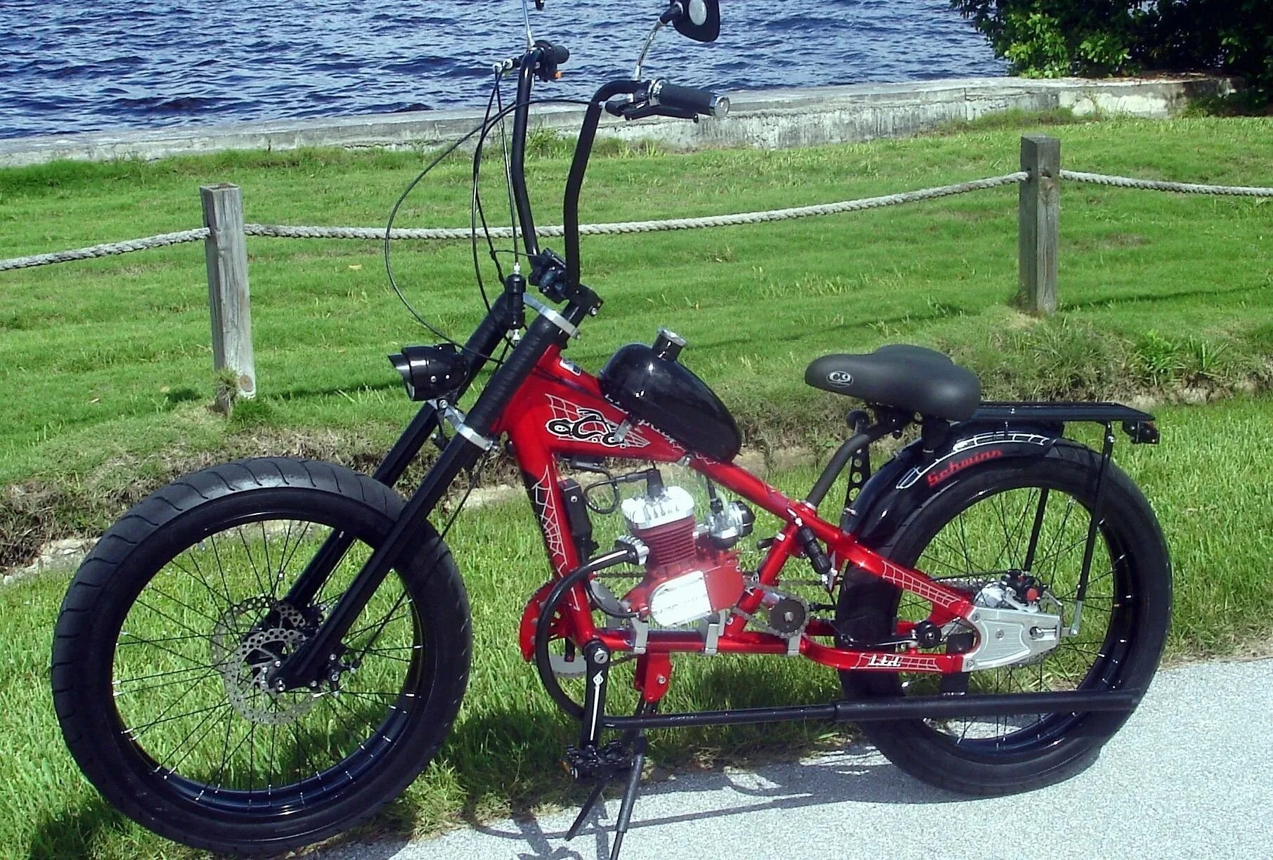 Вел мопед. Schwinn Stingray OCC Chopper. Растабайк Стингрей. Велосипед с мотором Forester» GMG. Мопед Stingray кастом.