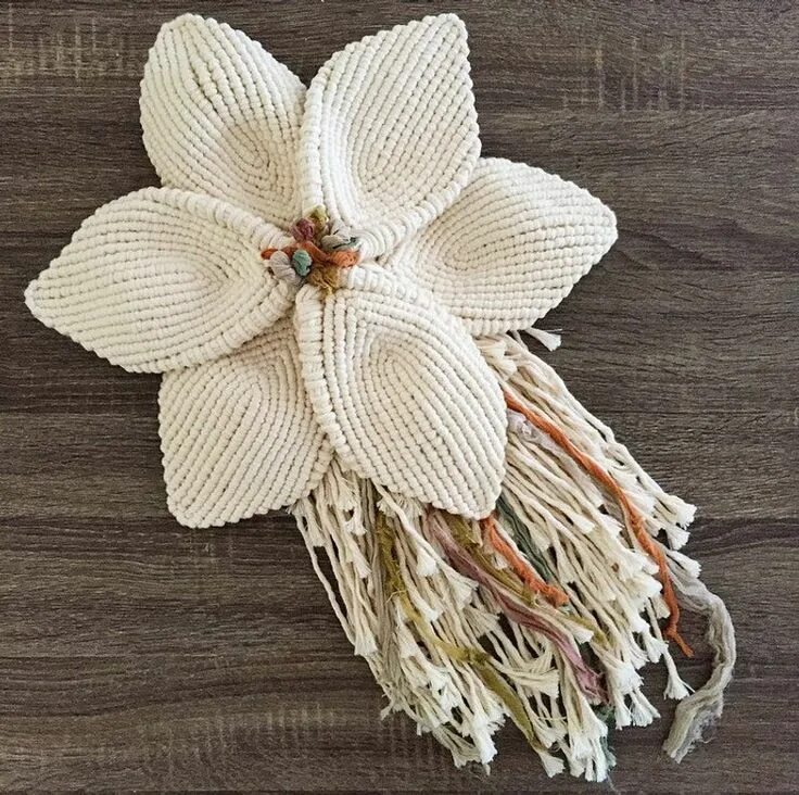 Цветы в технике макраме. Цветы макраме. Цветы из макраме. Брошь макраме. Макраме брошь цветок.