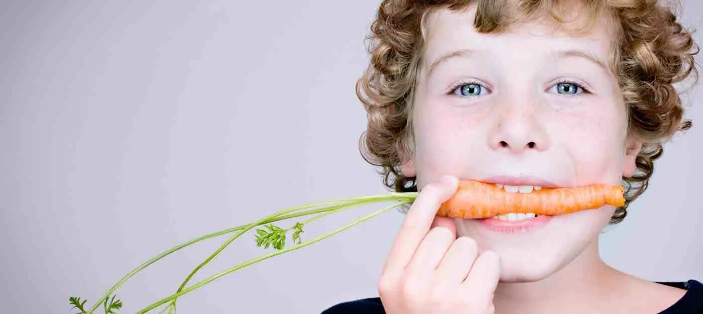 Ем морковь на ночь. Пищевое поведение детей. Ребенок ест морковку. Пищевое поведение младенцев. Пищевое поведение детей фото.