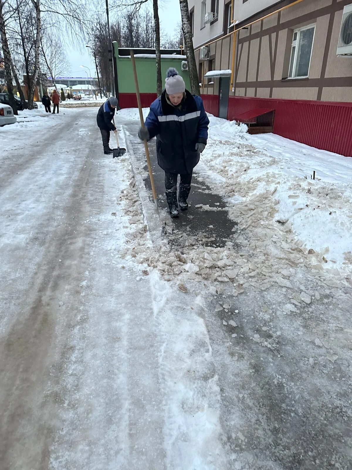 зима снегопад. снег обычно знакомый всем белый пушистый холодный снежок. март похолодание картинки. снег кончился. сгребать снег.