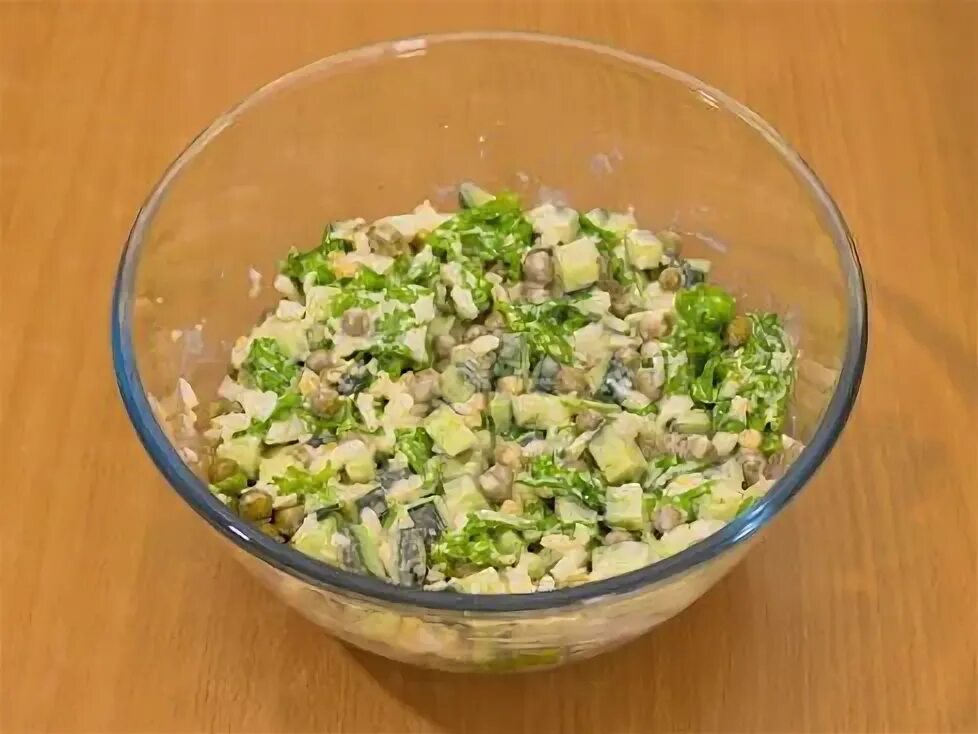 Салат из горошка и яиц. Салат яйцо огурец зеленый горошек майонез. Куриный салат с огурцами. Огурец яйцо горошек. Салат яйцо огурец зеленый горошек майонез.