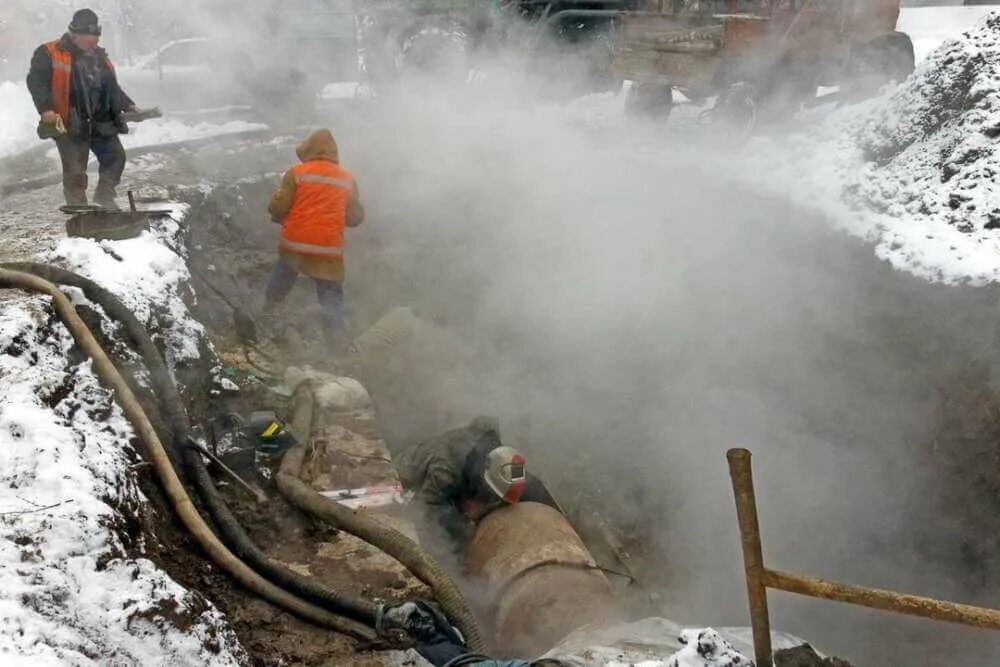 Зимний прорыв. Прорыв теплоцентраль трубы. Прорыв теплотрассы. Порыв теплотрассы. Порыв теплосети.