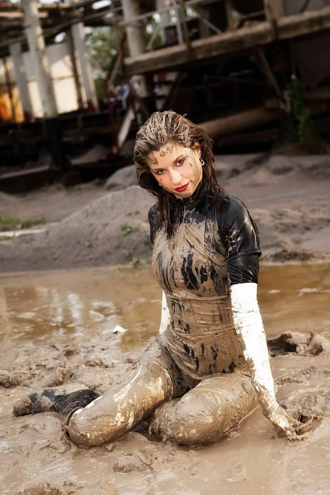 Девушка в грязной одежде. Девушки в грязи в одежде. Wetlook down jacket. Девушки в грязи в одежде. Вакансии грязи для женщин.