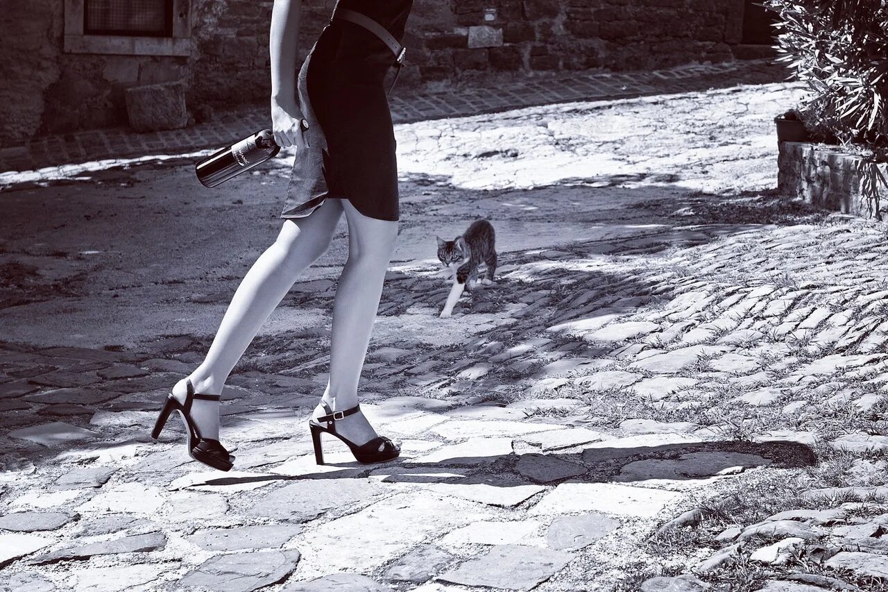 Счастливая девушка. Летящей походкой. Девушка летящей походкой. Девушка на пристани. Легкая походка летящая.