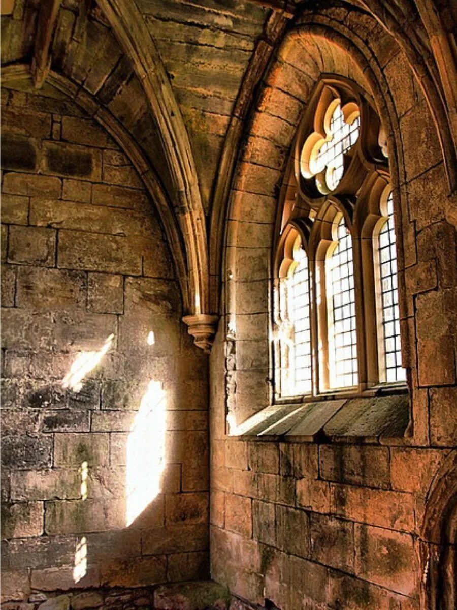 В замках были окна. Интерьер готического замка. Окна в средневековых замках. Средневековый замок внутри. Готический замок изнутри.