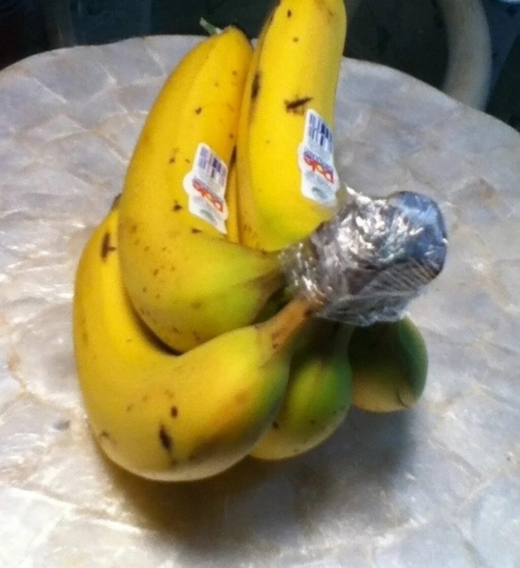 Как сохранить бананы в домашних. Банан. Бананы в пищевой пленке. Бананы в пленке. Хранение бананов.