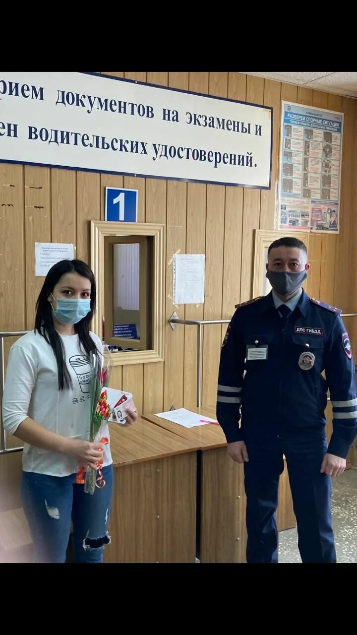 В ГАИ Бугульмы дарят цветы 06.03.2021 Бугульма - БезФормата