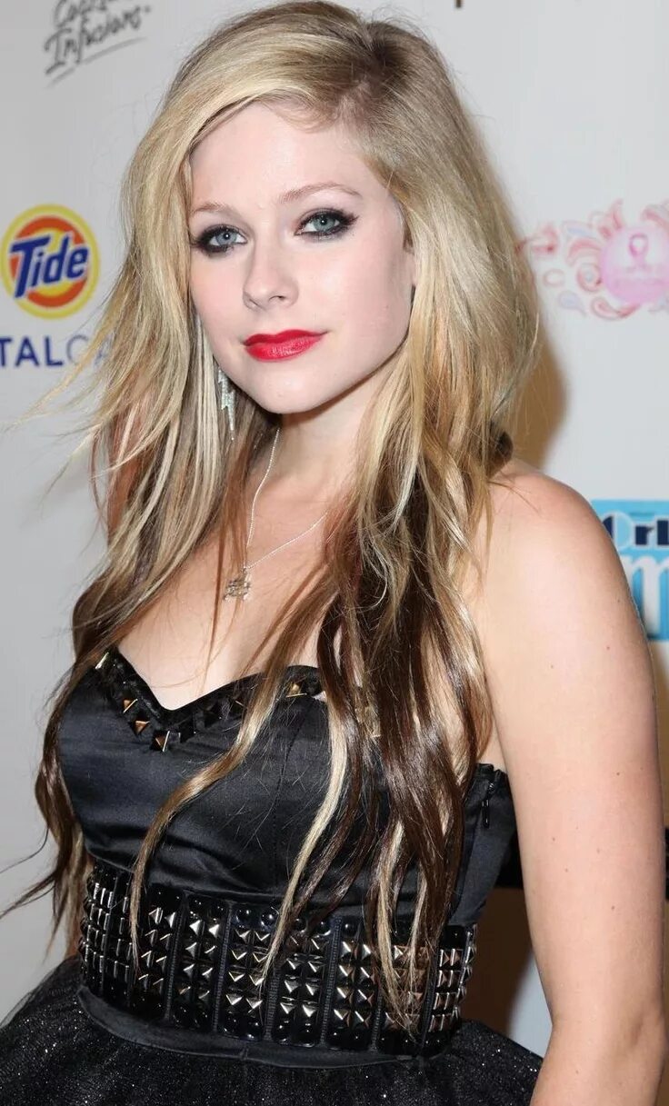 Avril lavigne сейчас. Аврил лавин 2024. Аврил лавин. Канадская певица аврил лавин. Сколько лет аврил.