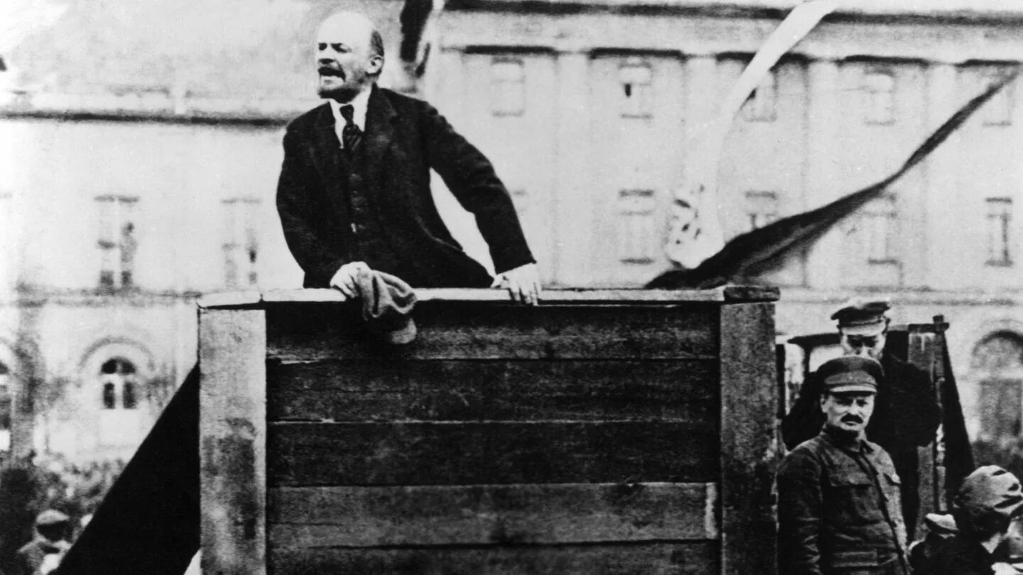 Ленин в Женеве. Троцкий в Вене в 1910. Ленин в школе. Ленин в коляске.