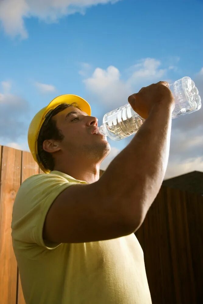 Горячая вода строитель. Строители пьют. Строитель пьет воду. Накаченные строители пьют воду.