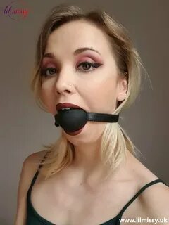 A lovely mouth filled with a lovely big ball-gag, from @lilmissy_uk! 