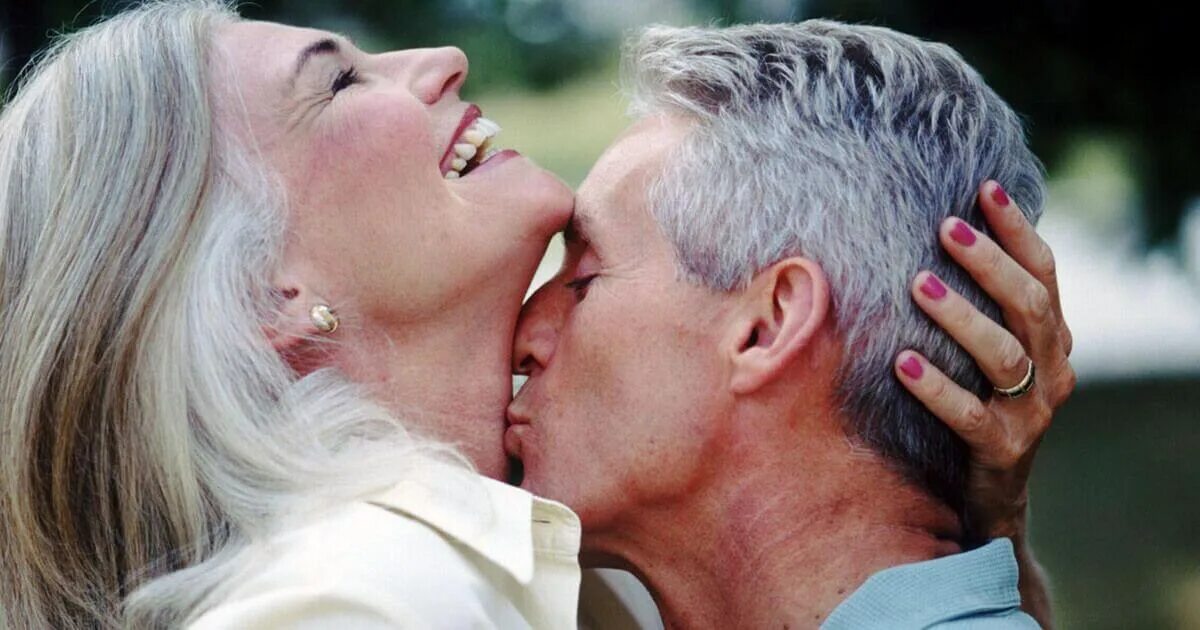 Любят пожилых дам. Поцелуй пожилых. Мужчина и женщина в возрасте. Влюбленные в возрасте. Красивый поцелуй пожилых.