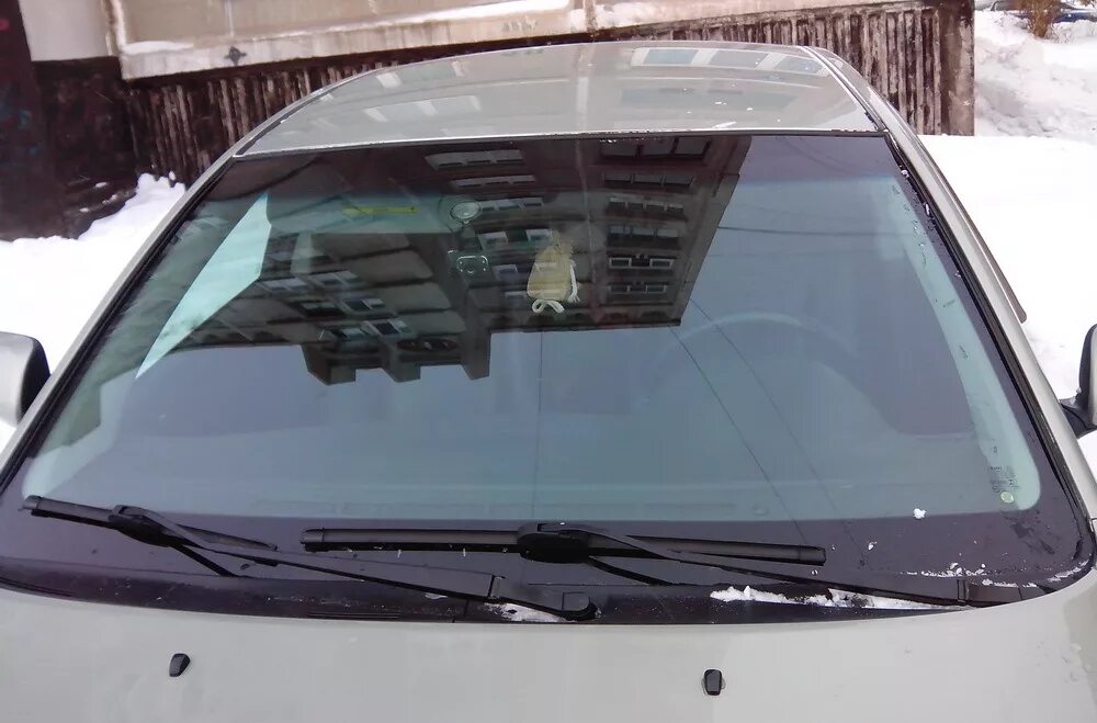 Молдинг лобового стекла тойота авенсис 1998 года. Авенсис т250 стекло лобовое. Тойота авенсис 2 лобовое. Лобовое стекло на тойота авенсис 2007 года с обогревом. Замена лобового стекла тойота ярис.