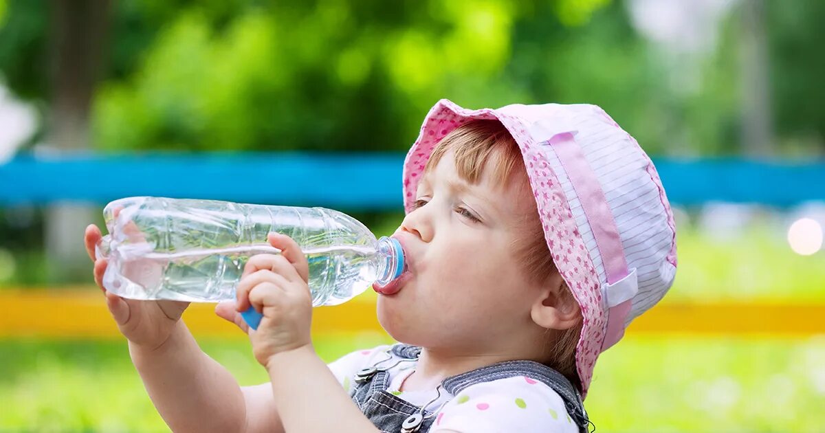 Ребенку 2 года много пьет. Дети воды. Питье летом в жару. Питье воды для детей. Ребенок пьет воду.