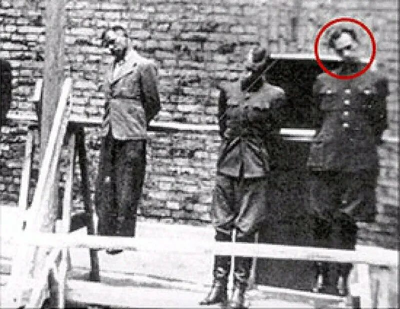 Скайрим солитьюд казнь. Солдат нквд с наганом. Орудие палача. Где находятся палачи. Где находятся палачи.