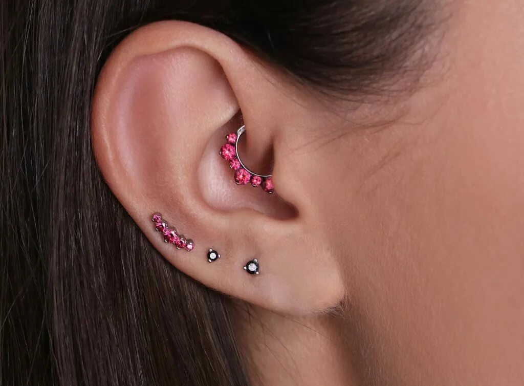 Виды проколов уха. Виды проколов уха. Красивые проколы ушей. Виды проколов уха. Двойной прокол уха индастриал.