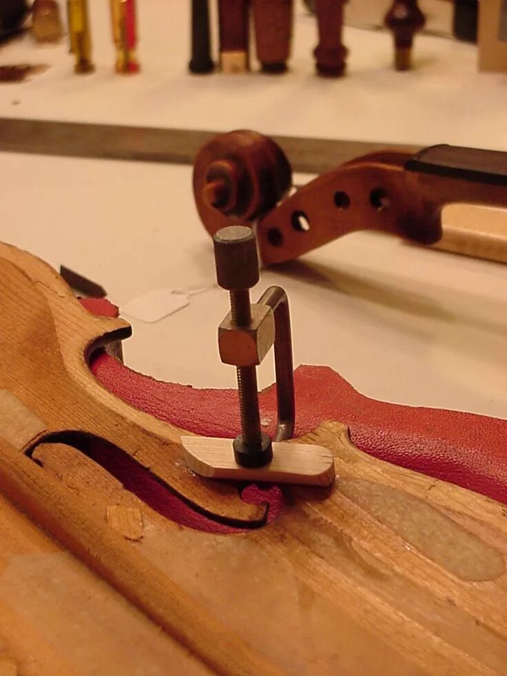 Изготовление скрипки. Инструмент для изготовления скрипки. Мастер изготавливающий скрипки. Ручное изготовление скрипок.