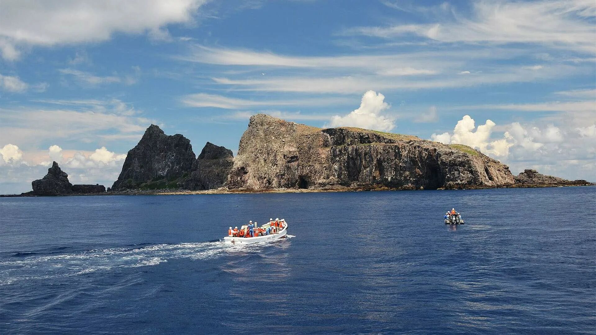 Two large islands. Острова Сенкаку (Дяоюйдао). Архипелаг Дяоюйдао. Архипелаг Сенкаку. Острова Сенкаку фото.