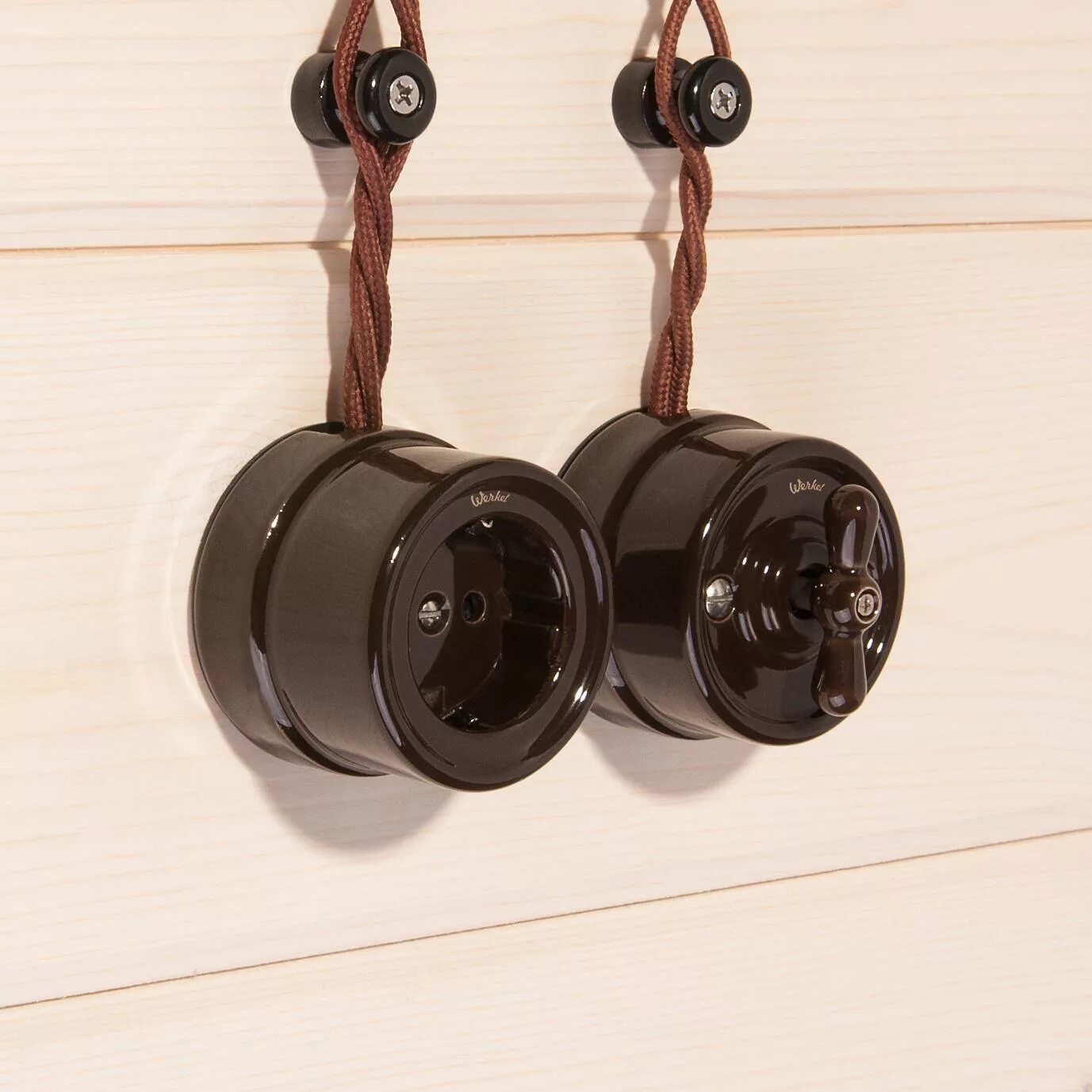 Витой провод на изоляторах. Плетеный провод для открытой проводки. Наружная электропроводка в квартире. Ретро проводка. 5.