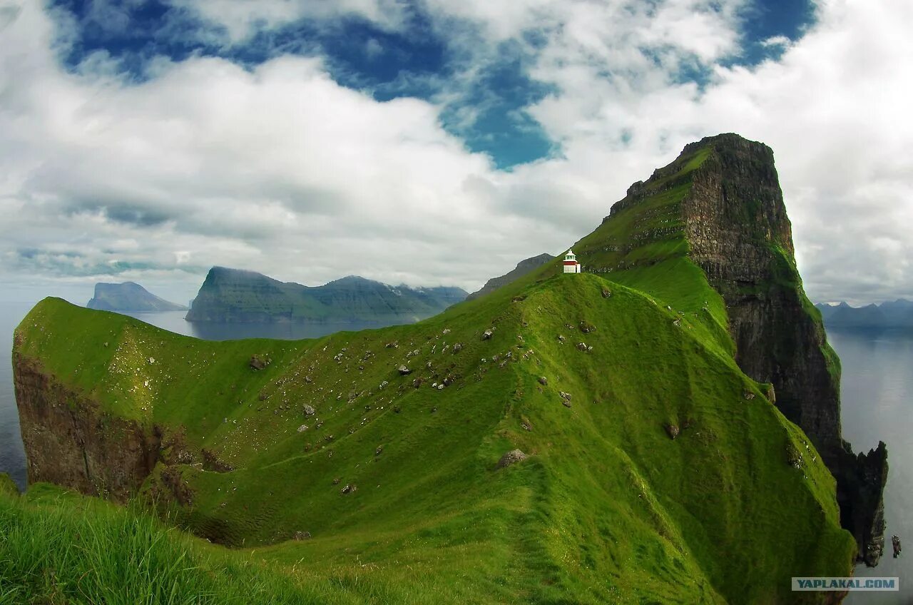 Вдам. Маяк Каллур (Kallur), Фарерские острова. Фарерские острова остров Калсой. Фарерские острова одинокий домик. Дом на острове Эллидаэй Исландия.