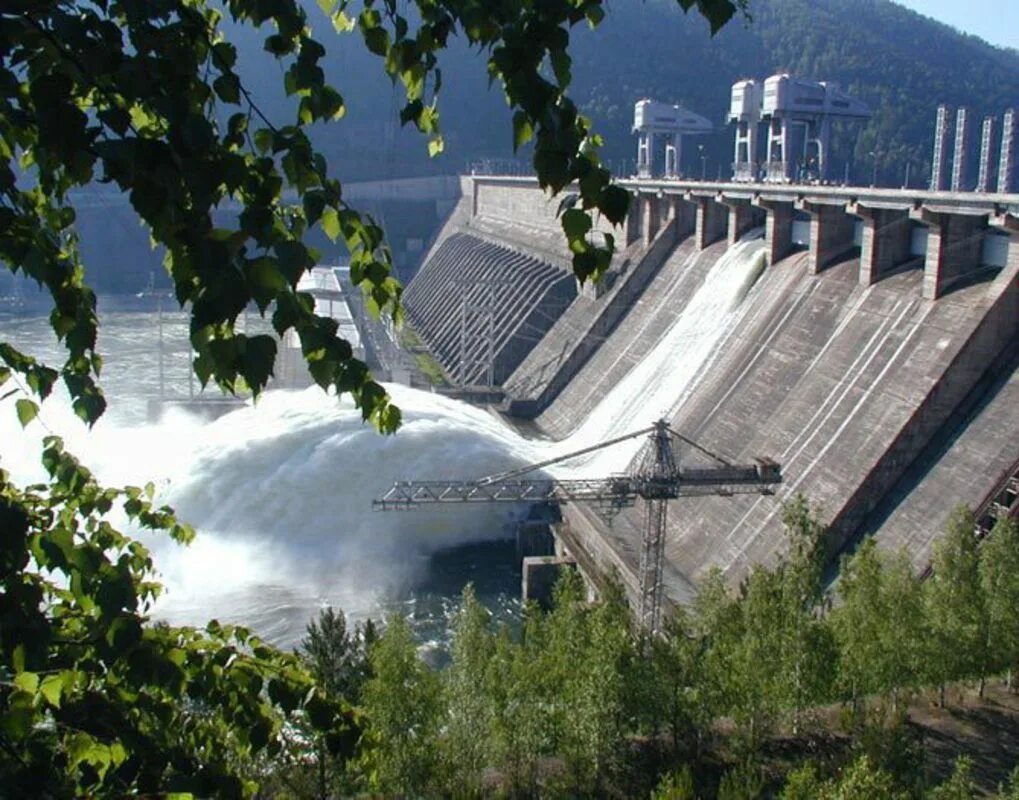 Вода падает гидроэлектростанции. Красноярская ГЭС. ГЭС Красноярск. Красноярская ГЭС водосброс. ГЭС Красноярская 2006.