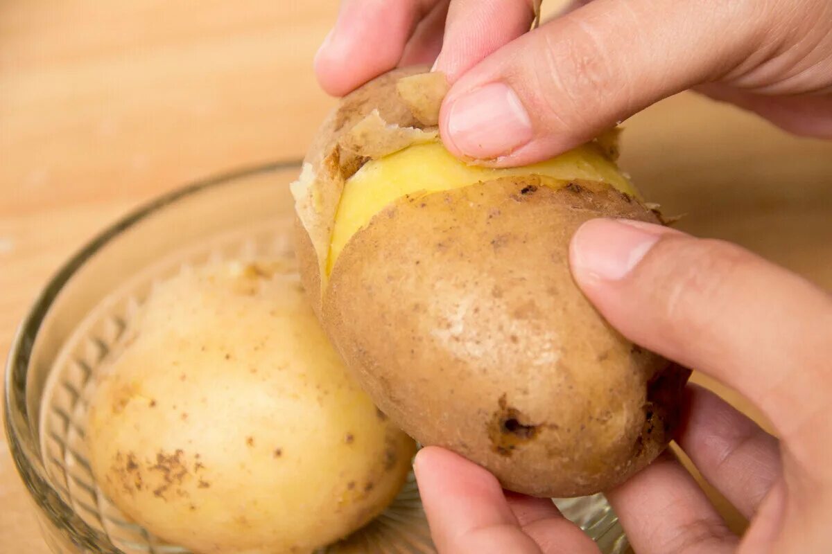 Кожура молодого картофеля. Картофельная кожура. Картофель вареный в мундире. Очищаем картофель в мундире. Вареный картофель в кожуре.