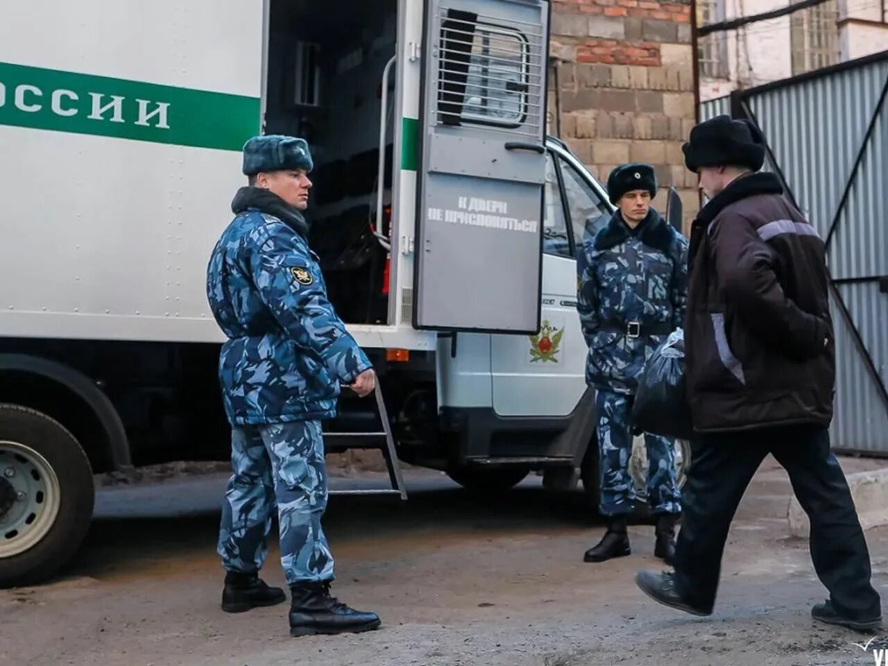 С кем главный герой сбежал из конвоя. Конвой ФСИН автозак. Машина конвоя ФСИН. Конвоирование осужденных. Этапирование осужденных.