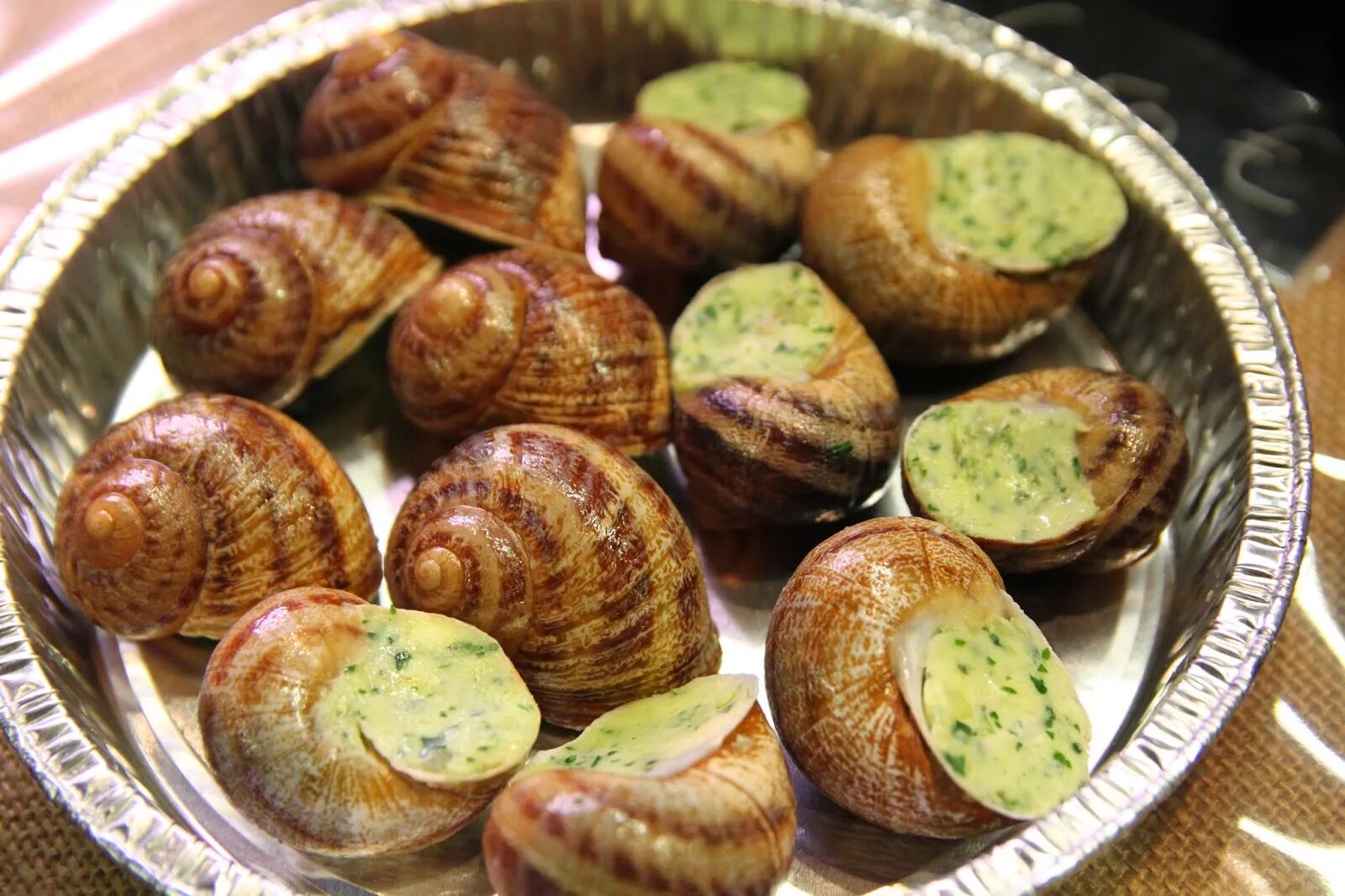 Мариновать улиток. Улитка Виноградная escargots. Виноградная улитка съедобная. Виноградная улитка ВКУСВИЛЛ. Эскарго улитки Греция.