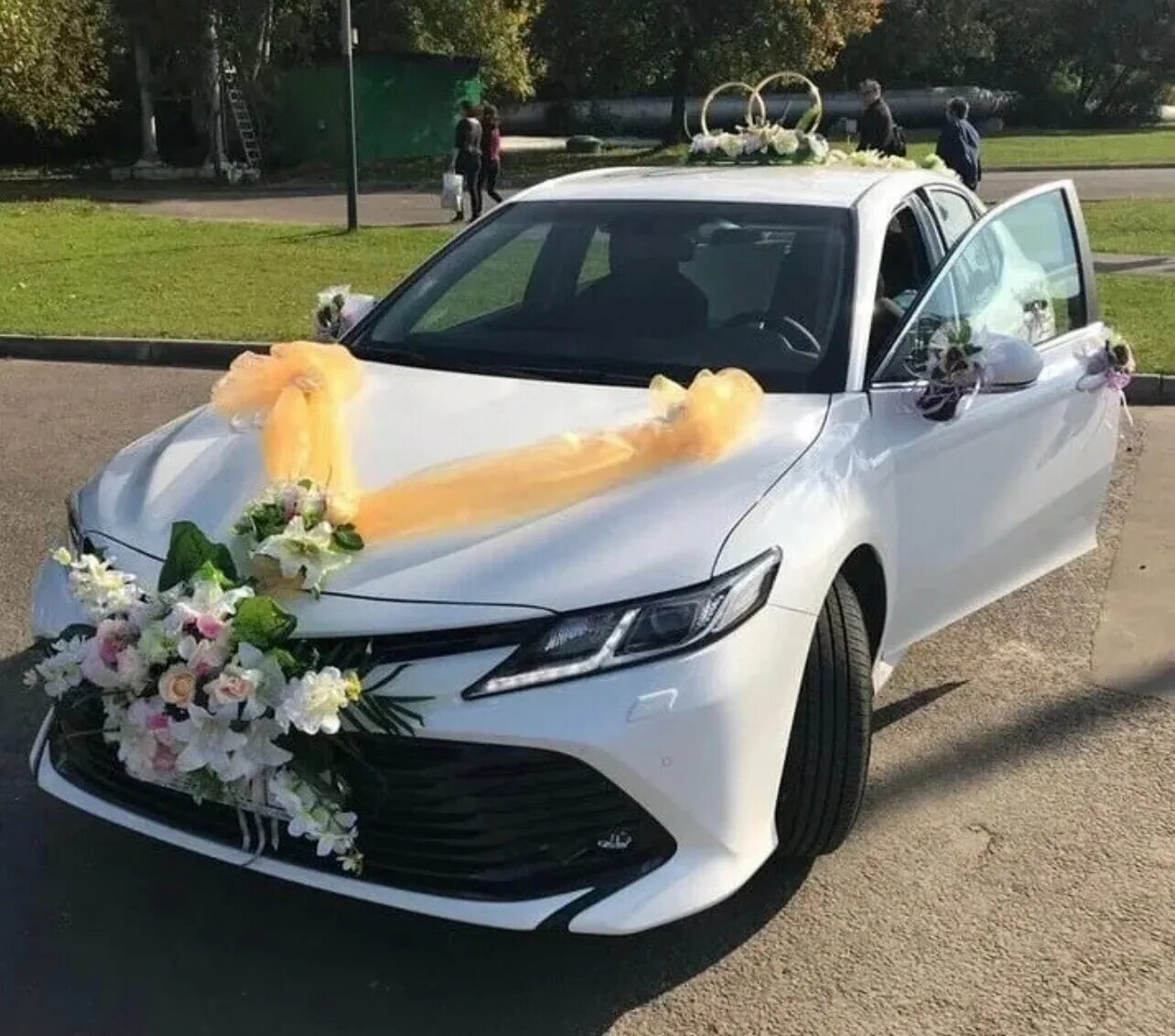 Свадебный кортеж камри 40. Камри 40 свадьба. Свадебная машина 2022. Свадебная машина. Свадебные украшения на машину.