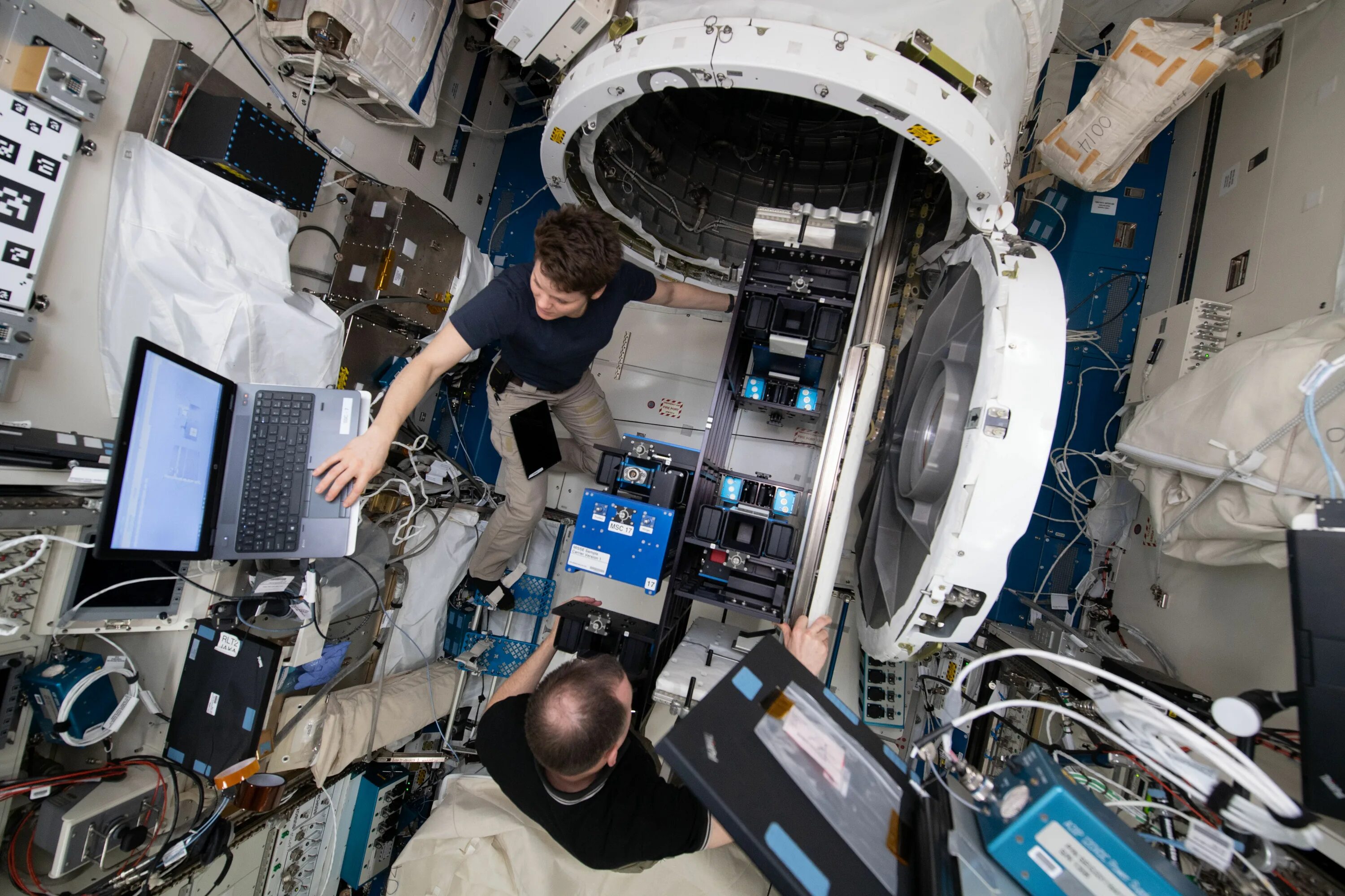 Какая космическая станция сейчас работает. Международная Космическая станция МКС. ISS МКС. Станция МКС В космосе. Современный орбитальный комплекс МКС.