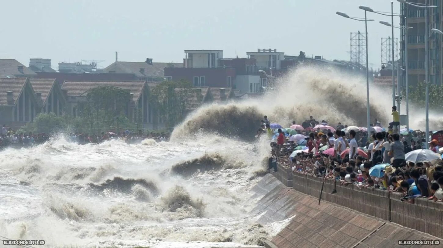 Приливная волна славы. Цяньтан приливная волна. Река Цяньтан. Бор на реке Цяньтан. На реке Фучуньцзян волна.