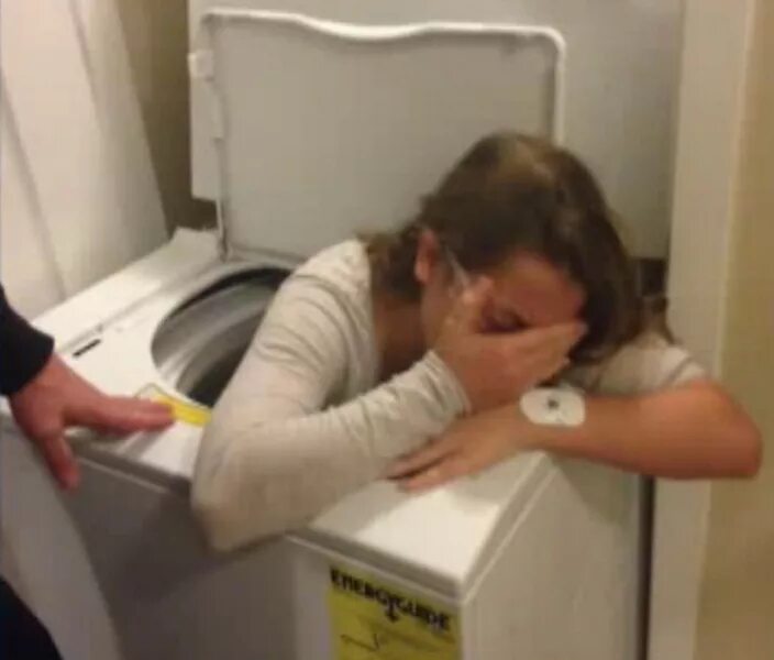 Застряла в стиральной. Засьарляа в стиральной машинке. Девушка залезла в стиральную машину.