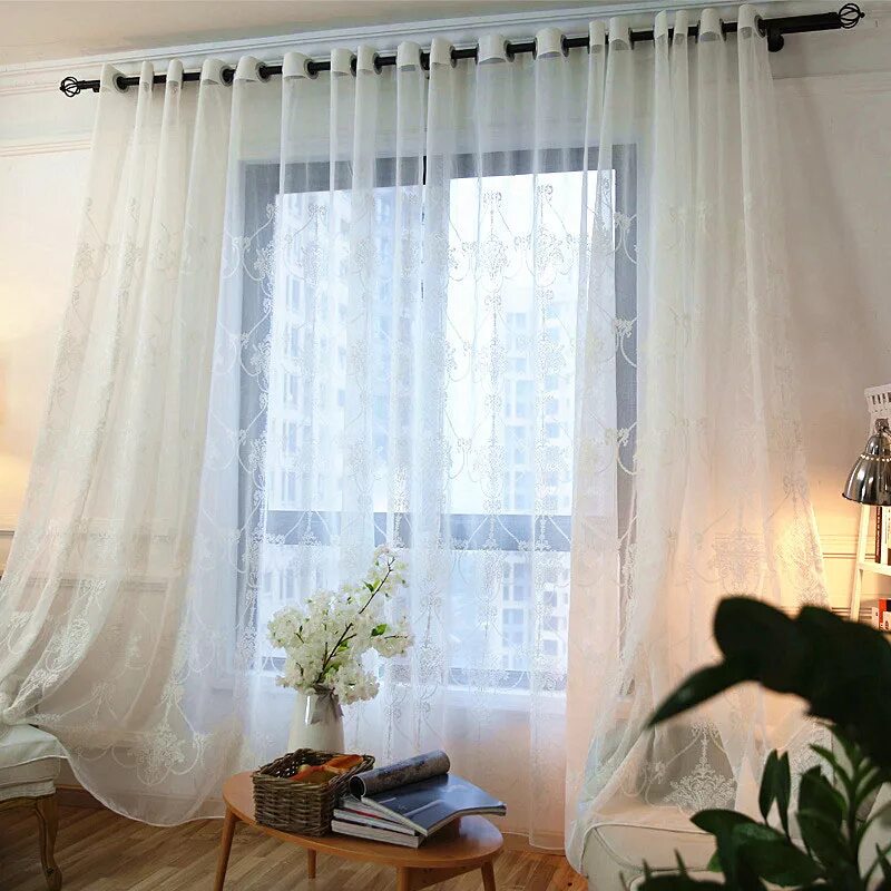 Какие шторы можно повесить. Модные тюлевые гардины на окно. Красивая тюль на окне. Тюль в зал. Тюль на окна в гостиную.